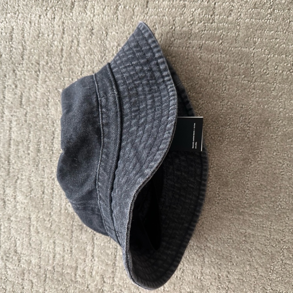 Aritzia bucket hat